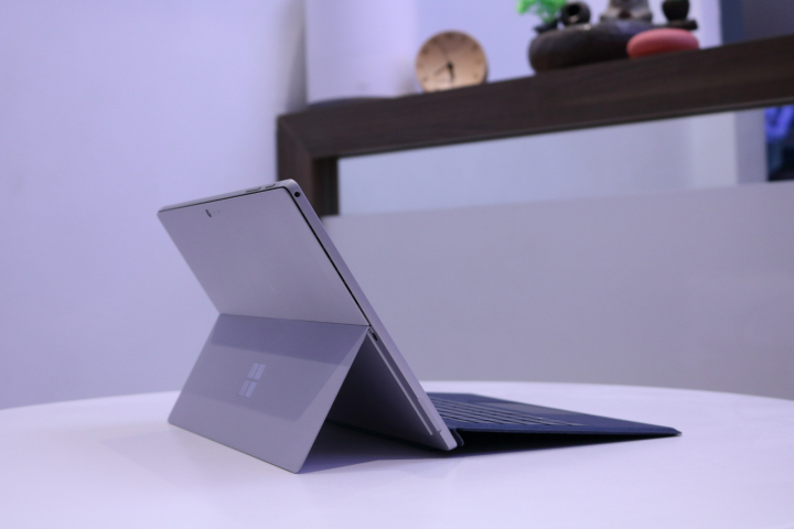 Surface Pro 2017 ( i7/8GB/256GB ) + Type Cover